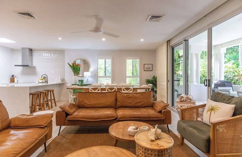 Port Douglas Villa | Beautiful Villa only steps away from the iconic Four Mile Beach. Perfect for families!