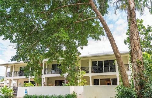 Port Douglas Villa | Beautiful Villa only steps away from the iconic Four Mile Beach. Perfect for families!