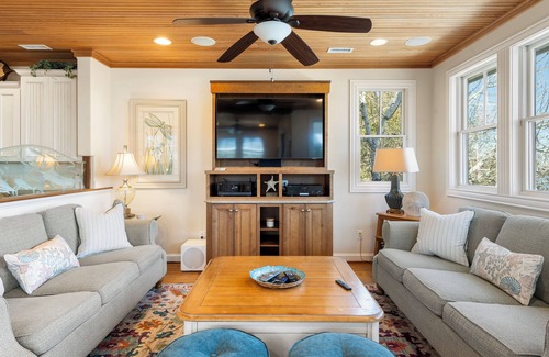 Ocracoke Casa | Relajarse y disfrutar de la vida frente a puerto con el muelle compartido y una piscina privada climatizada.