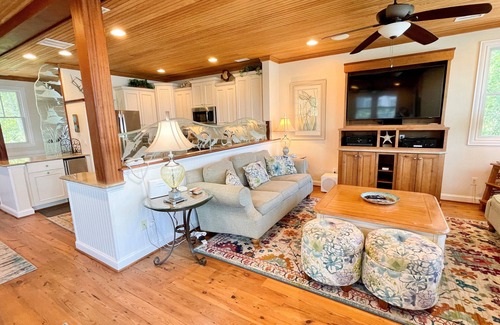 Ocracoke Casa | Relajarse y disfrutar de la vida frente a puerto con el muelle compartido y una piscina privada climatizada.