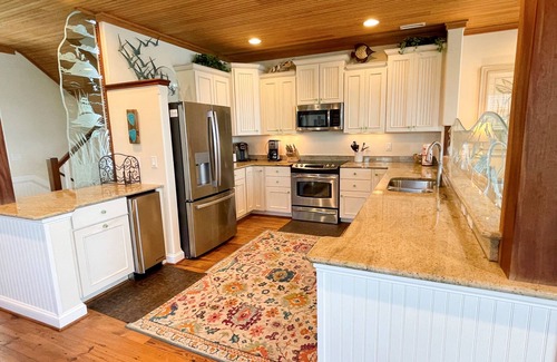 Ocracoke Casa | Relajarse y disfrutar de la vida frente a puerto con el muelle compartido y una piscina privada climatizada.