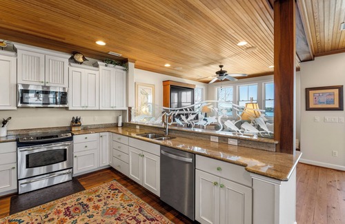 Ocracoke Casa | Relajarse y disfrutar de la vida frente a puerto con el muelle compartido y una piscina privada climatizada.