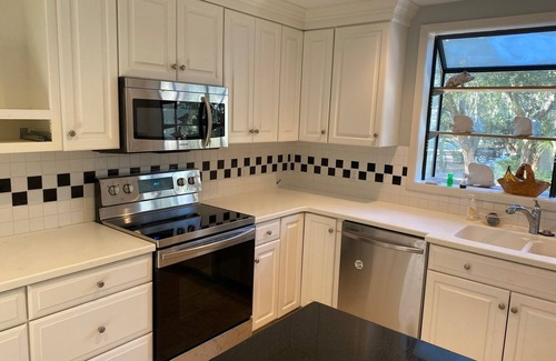 Sea Pines Casa | Sea Pines, Se aceptan mascotas, Casa de playa en la tercera fila con piscina privada, capacidad para 14