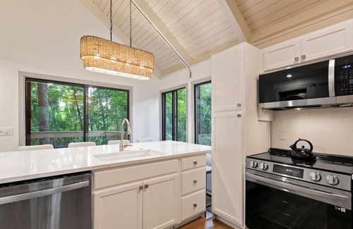 Oceanside Villa | Sea Pines Treehouse | Steps to Beach | Sleeps 6