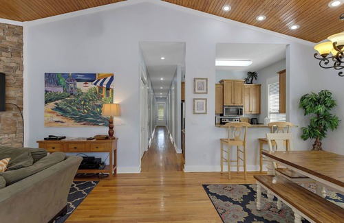 Treetop Casa | SEA-REST!! Relaxed 5br 4ba home close to the beach! SNOWBIRD RATES!