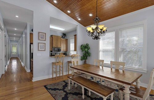Treetop Casa | SEA-REST!! Relaxed 5br 4ba home close to the beach! SNOWBIRD RATES!