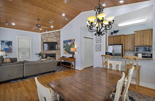 Treetop Casa | SEA-REST!! Relaxed 5br 4ba home close to the beach! SNOWBIRD RATES!