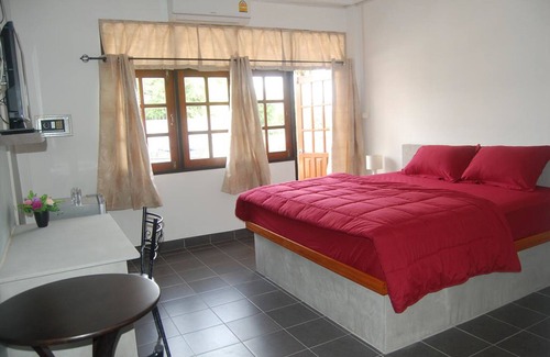 Cha-am Casa | Sea & Sand Guesthouse and Restaurant