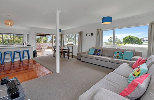Ruakaka Casa | Sea Serenity - Ruakaka Holiday Home