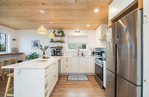 Campbell River Casa | Sea,Sunrises,Sauna | Oceanfront Stylish Retreat