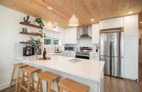 Campbell River Casa | Sea,Sunrises,Sauna | Oceanfront Stylish Retreat