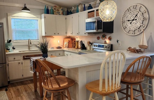 Colington Casa | Sea Swept Cottage is a great beach cottage close to the beach and the sound.