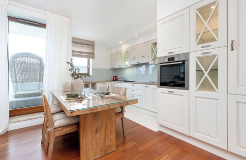 Srodmiescie Apartamento | Sea Tower 11 | Gdynia | Luxury Apartment | Parking & Balcony