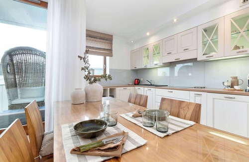 Srodmiescie Apartamento | Sea Tower 11 | Gdynia | Luxury Apartment | Parking & Balcony