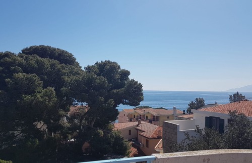 Cala Gonone Apartamento | Apartamento con vistas al mar y aparcamiento gratuito en el patio a 30 metros del mar en OFERTA