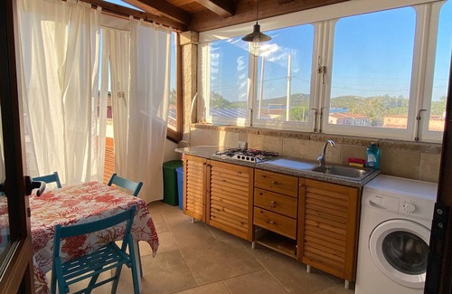 Porto Pozzo Villa | Apartamento con vista al mar con patio a 250 metros del mar, ideal para familias o 2 parejas.
