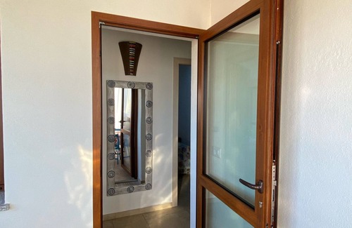 Porto Pozzo Villa | Apartamento con vista al mar con patio a 250 metros del mar, ideal para familias o 2 parejas.