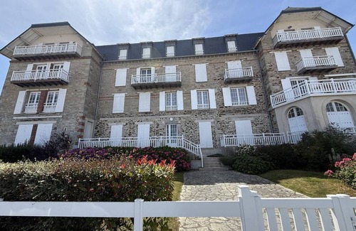 Saint-Cast-le-Guildo Apartamento | Sea View et Relaxation Await – 1-Bedroom Apartment for 2–4 Guests