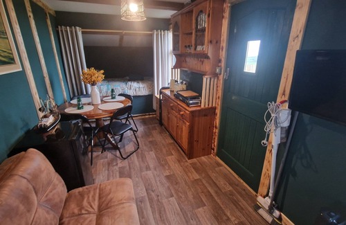 Cylch-Y-Garn Cabina | Sea view hut sleeps 4/6