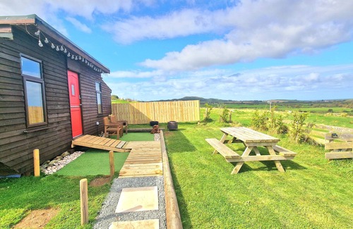 Cylch-Y-Garn Cabina | Sea view hut sleeps 4/6