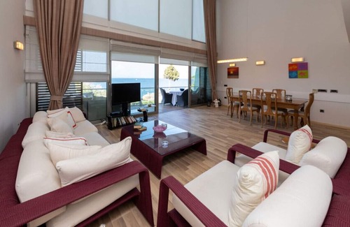 Bodrum City Center Villa | Regal Home with Shared Pool near Beach in Bodrum