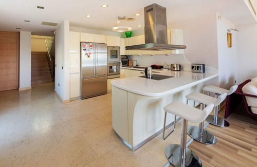 Bodrum City Center Villa | Regal Home with Shared Pool near Beach in Bodrum