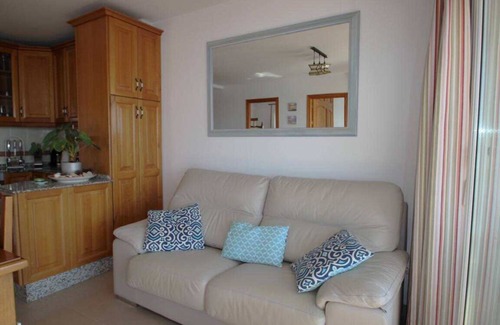 Conil de la Frontera City Center Apartamento | Vista al mar, solo 100 m al playa de Conil, balcón amueblado y terraza compartida - apto. De Dios -