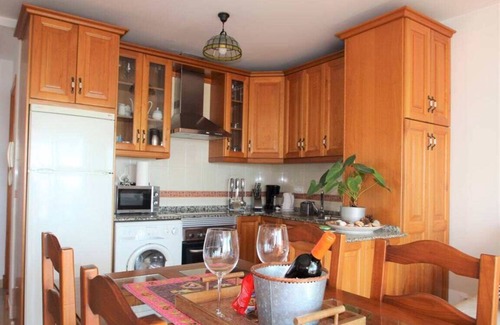 Conil de la Frontera City Center Apartamento | Vista al mar, solo 100 m al playa de Conil, balcón amueblado y terraza compartida - apto. De Dios -