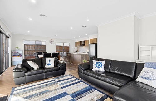 Clifton Springs Casa | Sea View Seaside Retreat, Pet friendly.