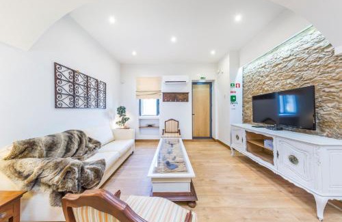 Olhao Villa | Sea-view villa in Quelfes + Shared pool