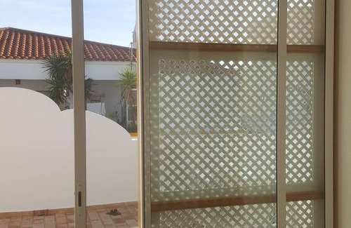 Santa Luzia Casa | Vistas al mar y fácil acceso a la playa en casa histórica completamente renovada