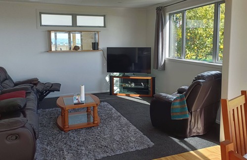 New Plymouth Cabaña | Sea views, near beach, fishing club, supermarket, private