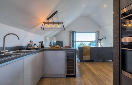 Carbis Bay Cabaña | SEA VISTA, pet friendly, character holiday cottage in Carbis Bay