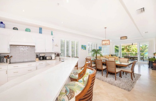 Seven Mile Beach Condominio | SeaBreeze #3: Luxe 7 Mile Beach Condo w/Pool, Jacuzzi + Pristine Beach