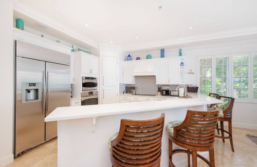 Seven Mile Beach Condominio | SeaBreeze #3: Luxe 7 Mile Beach Condo w/Pool, Jacuzzi + Pristine Beach