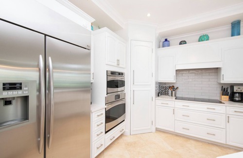 Seven Mile Beach Condominio | SeaBreeze #3: Luxe 7 Mile Beach Condo w/Pool, Jacuzzi + Pristine Beach