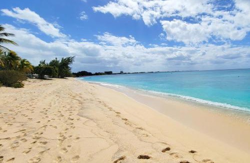 Seven Mile Beach Apartamento | Seabreeze #8 by Grand Cayman Villas & Condos