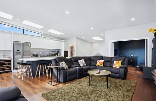 Raumati South Casa | Seabreeze Retreat - Paraparaumu Holiday Home