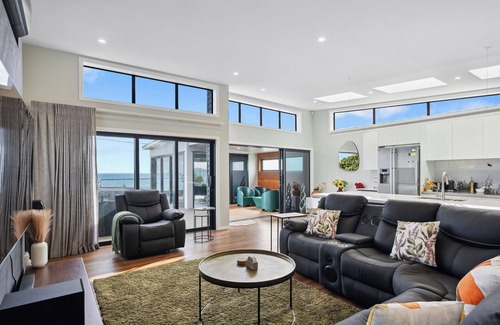 Raumati South Casa | Seabreeze Retreat - Paraparaumu Holiday Home