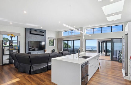 Raumati South Casa | Seabreeze Retreat - Paraparaumu Holiday Home