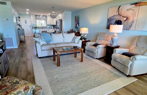 Holmes Beach Condominio | Seabreeze Sanctuary: 2BR/2BA Waterfront Condo - Stunning Views & Prime Location