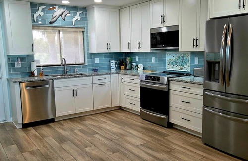 Holmes Beach Condominio | Seabreeze Sanctuary: 2BR/2BA Waterfront Condo - Stunning Views & Prime Location