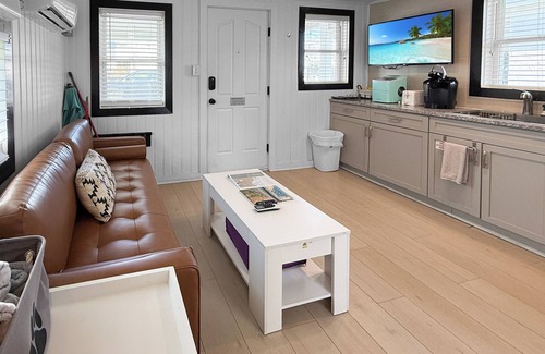Kure Beach Cabaña | Seabreeze Suite ~ Cottages @ Kure ~ Beach, Fishing, Pool, Walk to Pier