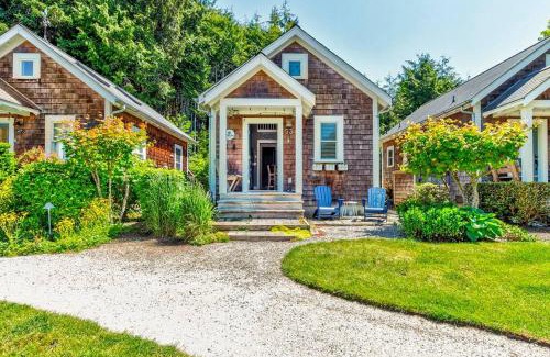 Seabrook Casa | Seabrook 2 Bedroom cottage with hot tub, pets OK