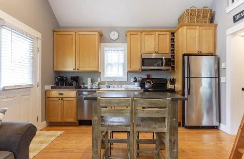 Seabrook Casa | Seabrook 2 Bedroom cottage with hot tub, pets OK