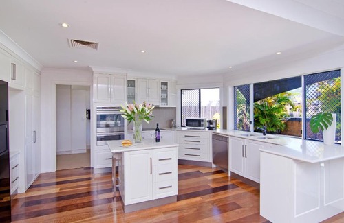 Bundall Casa | Seaclusion Waterfront Heated Spa and Pool