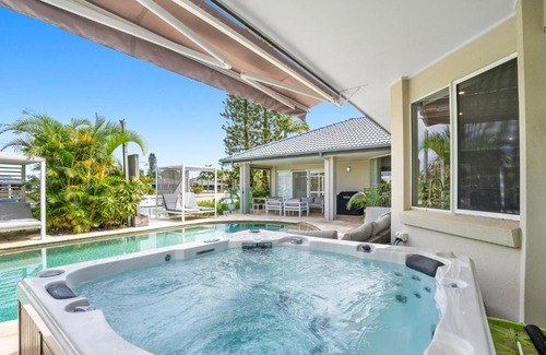 Bundall Casa | Seaclusion Waterfront Heated Spa and Pool