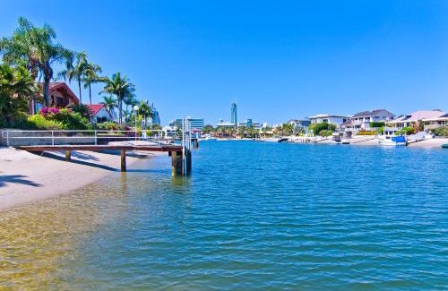 Bundall Casa | Seaclusion Waterfront Heated Spa and Pool
