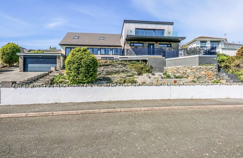 Holyhead Cabaña | SEADDLER, pet friendly, with hot tub in Trearddur Bay