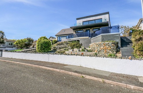 Holyhead Cabaña | SEADDLER, pet friendly, with hot tub in Trearddur Bay